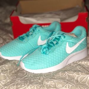 Never Worn Nike Tanjun!